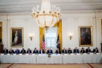 Trump insiste en que petroleras invertirán 100,000 mdd en Venezuela