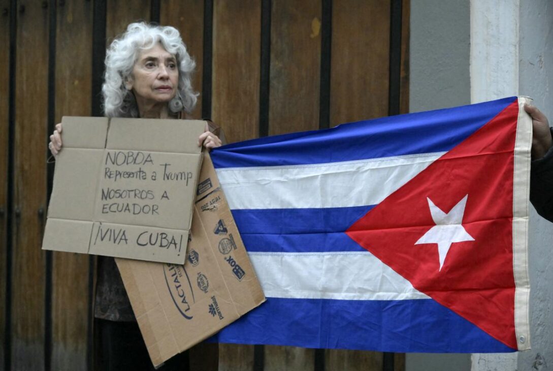 Ecuador expulsa al embajador de Cuba y rompe relaciones diplomáticas